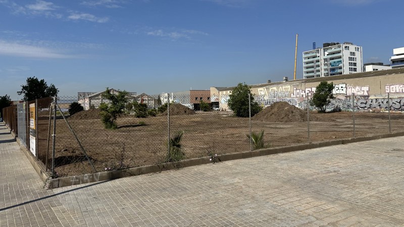 Obres de descontaminació del terreny on es construirà la nova escola Badalona Port 2
