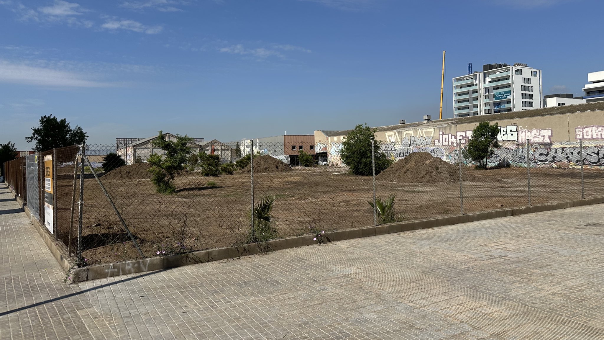 Obres de descontaminació del terreny on es construirà la nova escola Badalona Port 2