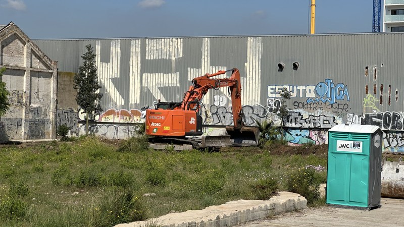Obres de descontaminació del terreny on es construirà la nova escola Badalona Port 1