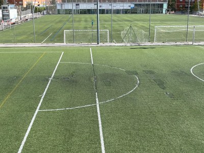Comencen les obres per substituir la gespa artificial del camp de futbol 7 de Montigalà.