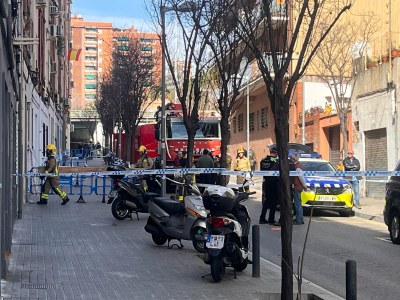 Els bombers comencen a apuntalar l'edifici del carrer del Canigó, 5.