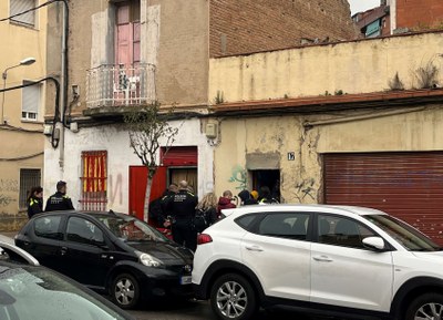 Desocupats dos immobles del carrer de Tortosa, al barri del Gorg, que presentaven un estat ruïnós i havien estat font de molèsties per als veïns.