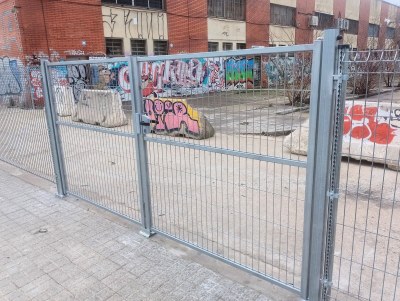 El carrer de les Cosidores del barri de la Mora de Badalona deixa de ser un espai ple de brutícia.