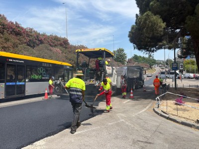 Treballs d'asfataltge als carrers de Badalona.