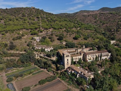 Vista general del monestir de Sant Jeroni de la Murtra i el seu entorn.