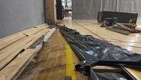 El parquet del pavelló poliesportiu de Casagemes-Albert Esteve s’ha aixecat perquè es va instal·lar a sobre de l’anterior, que estava en mal estat per la humitat