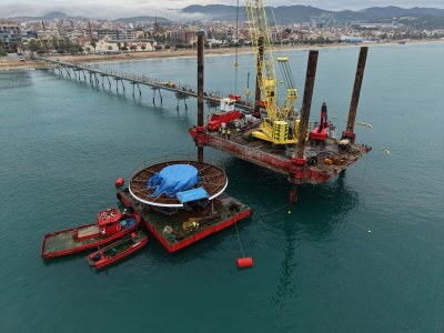 El pont del Petroli entra en la fase final de reconstrucció amb la instal·lació de la nova plataforma.