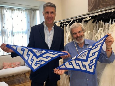 El prestigiós modista d’alta costura Lorenzo Caprile ha dissenyat un mocador de les Festes de Maig  inspirat en les greques dels mosaics romans.