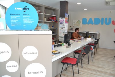 El projecte “Sortir del laberint” de l’Ajuntament de Badalona ofereix informació i orientació per a joves que no hagin acreditat el Graduat en Educació Secundària Obligatòria.