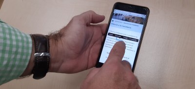 Els casals municipals de gent gran de Badalona ofereixen cursos de com utilitzar els telèfons intel·ligents.