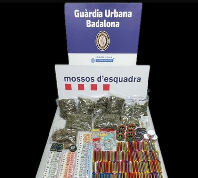 Operatiu de Mossos d'Esquadra i Guàrdia Urbana en un club de cànnabis al barri de la Salut.