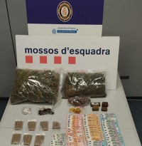 Els Mossos d’Esquadra i la Guàrdia Urbana de Badalona intervenen prop de 4 quilograms de marihuana i haixix en un operatiu conjunt en una associació de cànnabis del carrer d’en Guixeras