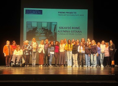 Foto conjunta de les guanyadores dels premis Trencant Invisibilitats 2025 de Badalona.