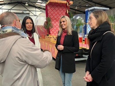 La primera tinenta d’alcaldia de l’Ajuntament de Badalona, Cristina Agüera, i la regidora de Cultura, Vanesa González, han visitat l’espai on s’estan fent els darrers retocs a les carrosses que sortiran a la Cavalcada de Reis.