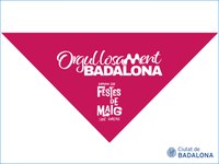 Els veïns de Badalona acullen amb èxit el nou disseny del mocador de les Festes de Maig 2026 comprant 23.000 unitats durant la diada de Sant Jordi