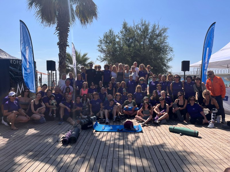 Foto de família dels participants de la sessió de ioga