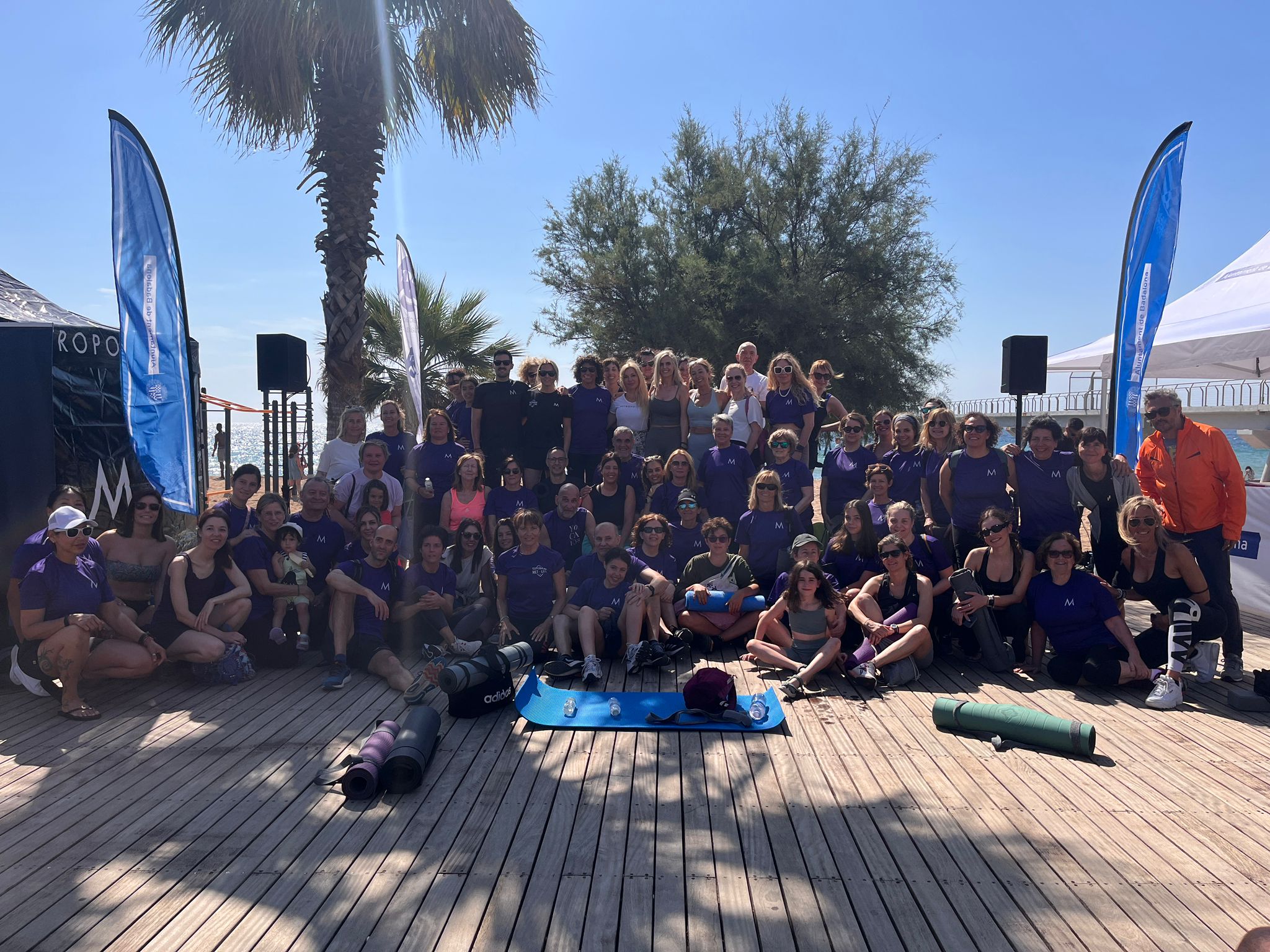 Foto de família dels participants de la sessió de ioga