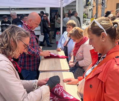 Èxit del mocador de les Festes de Maig 2025, amb 22.000 unitats venudes durant la diada de Sant Jordi.