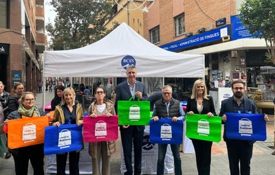 La campanya “Som comerç, som Badalona” reparteix 14.000 bosses per incentivar el comerç local.