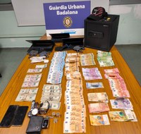 La Guàrdia Urbana de Badalona deté en un control dos homes que presumptament acabaven de robar en un establiment de Barcelona i que portaven a sobre més de 32.000 euros