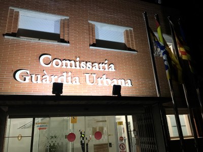 La Guàrdia Urbana de Badalona deté in fraganti un home que presumptament acabava d’incendiar 4 cotxes, una motocicleta, dues façanes i un contenidor.