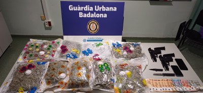 La Guàrdia Urbana de Badalona deté un jove de 20 anys que portava més de cinc quilos de marihuana i dues pistoles.
