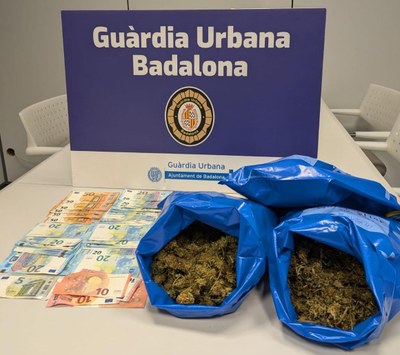 La Guàrdia Urbana de Badalona deté una persona que circulava amb 1,2 quilograms de marihuana al cotxe.