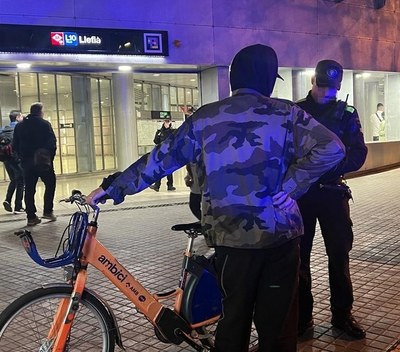 Control de la Guàrdia Urbana de Badalona a l'estació de metro de Llefià.