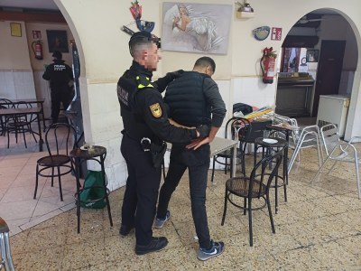 La Guàrdia Urbana de Badalona intervé en un bar del barri de La Salut on es traficava amb drogues.