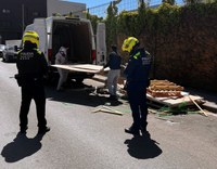 La Guàrdia Urbana enxampa in fraganti dos homes mentre abocaven deixalles a la via pública al barri del Remei