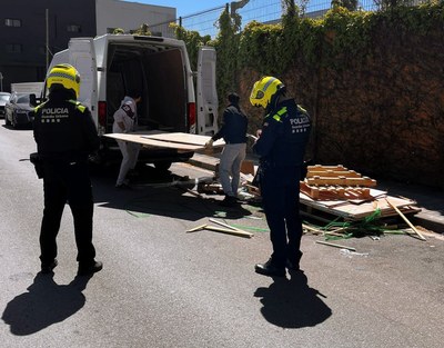 La Guàrdia Urbana enxampa in fraganti dos homes mentre abocaven deixalles a la via pública al barri del Remei.