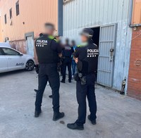 La Guàrdia Urbana i els Mossos d’Esquadra desocupen una nau amb ocupes conflictius al carrer de la Indústria de Badalona