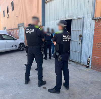 La Guàrdia Urbana i els Mossos d’Esquadra desocupen una nau amb ocupes conflictius al carrer de la Indústria de Badalona.