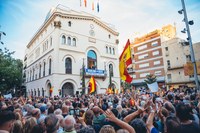 La plaça de la Vila de Badalona s’omple de gom a gom per mostrar el suport i solidaritat amb la ciutat de Ceuta