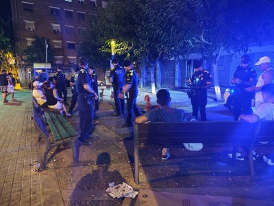 La Guàrdia Urbana durant una intervenció en el marc de la campanya 'Descans i Convivència'.