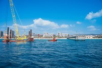 La reparació del pont del Petroli avança amb la instal·lació de la plataforma que permetrà treballar des del mar
