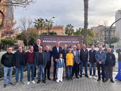 La sala de la plaça de Pompeu Fabra acull del 6 al 21 d’abril una exposició per commemorar el 25è aniversari de l’associació Badalona Bàsquet Base.