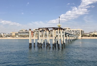 El pont del Petroli de Badalona vist des del mar.