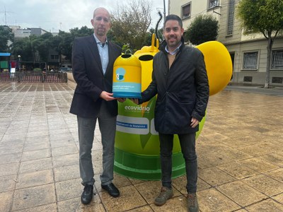 El regidor de Via Pública i Mobilitat, David Mejía, i el gerent d’Ecovidrio a Catalunya, Ivan Costa, en la presentació de la campanya.