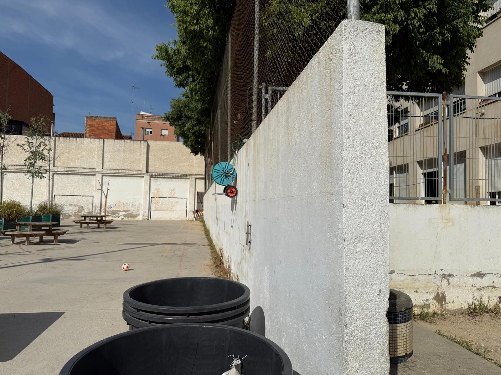 Estat actual del mur de l'escola Ítaca