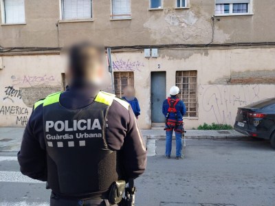 L’Ajuntament de Badalona desenganxa la llum punxada de diverses finques ocupades als barris del Remei, Progrés, Centre i Sant Roc per evitar el risc d’incendi.