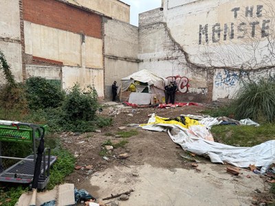L’Ajuntament de Badalona desocupa un solar municipal on els ocupes acumulaven escombraries i convivien amb animals en condicions d’insalubritat.
