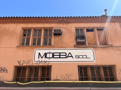 L’Ajuntament de Badalona entrega les claus a l’empresa adjudicatària perquè comencin les tasques de buidatge i enderroc de l’antiga fàbrica Mobba.