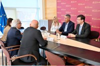 L’Ajuntament de Badalona i TUSGSAL signen un conveni per formar i afavorir la contractació de 30 persones com a conductors d’autobús