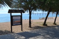L’Ajuntament de Badalona incorpora informació per millorar l’experiència turística a dos dels expositors de les platges de la ciutat