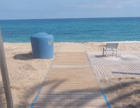 L’Ajuntament de Badalona ofereix des d’aquest cap de setmana el Servei de platges accessibles i suport al bany a persones amb diversitat funcional