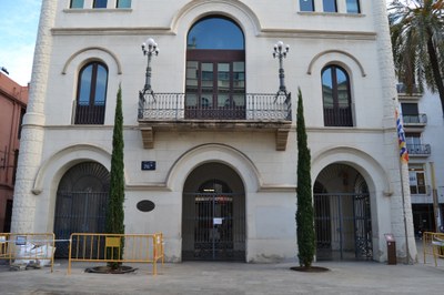 L’Ajuntament de Badalona planta dos nous xiprers a la plaça de la Vila per recuperar la imatge històrica de la casa consistorial.