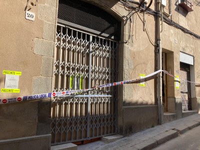 L’Ajuntament de Badalona precinta les obres en un edifici de Dalt de la Vila per no disposar de la llicència necessària en una zona de protecció del patrimoni arqueològic.