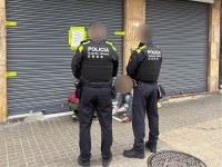 L’Ajuntament de Badalona precinta un establiment d’autoservei d’alimentació al barri d’Artigues que exercia l’activitat sense llicència