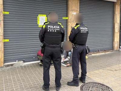 L’Ajuntament de Badalona precinta un establiment d’autoservei d’alimentació al barri d’Artigues que exercia l’activitat sense llicència.